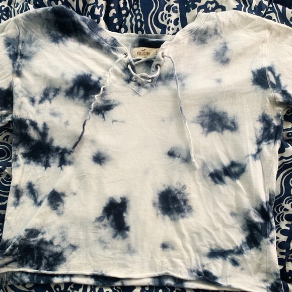 Cropped Navy Blue Tie-Dye Shirt From Hollister - Picture 2 of 2